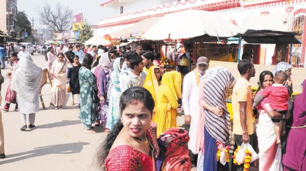 नववर्ष पर मां दंतेश्वरी के दर्शन करने लंबी कतार