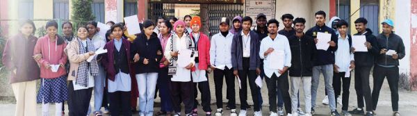  डेढ़ घंटे तक प्रश्नपत्र नहीं मिले, बी.कॉम विद्यार्थियों ने जताई नाराजगी