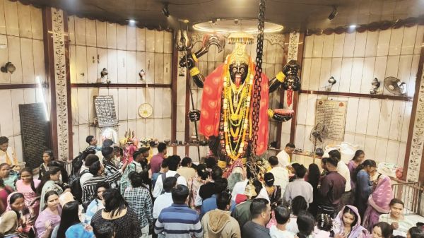 नववर्ष : किसी ने मंदिर में परिवार संग टेका माथा तो कुछ ने पर्यटन इलाकों का किया रूख