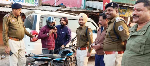  विश्व रिकॉर्ड होल्डर पर्वतारोहियों संग सरगुजा पुलिस ने चलाया यातायात जागरूकता अभियान, नि:शुल्क हेलमेट वितरित