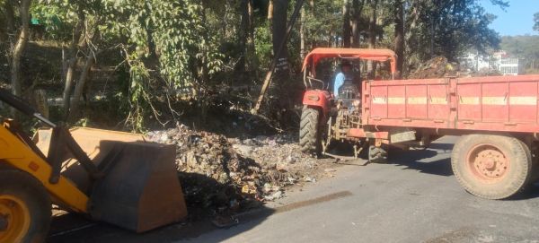 एनएच-30 किनारे फैले कचरे की पंचायत चिल्फी ने कराई सफाई