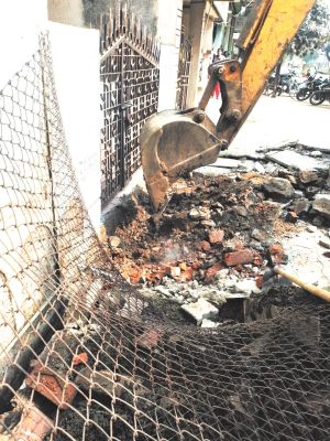 जनदर्शन में दर्ज शिकायत पर नाली से अवैध निर्माण को हटाया गया