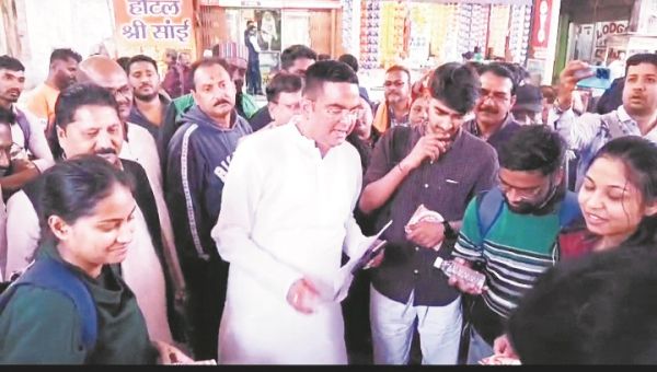 पावर हाउस रेल्वे स्टेशन पर विधायक ने चाय पर की यात्रियों से चर्चा