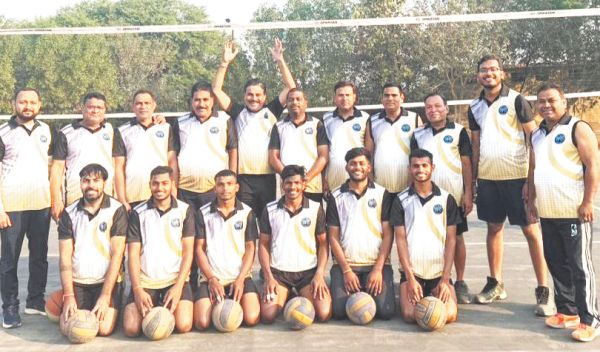 अटल स्टेडियम में दस करोड़ खर्च, पर खिलाड़ी अपने पैसे से बनवा रहे मैदान