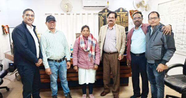 जमीन के बदले मिली नौकरी, तीन साल में भाई-बहन को मिला प्रमोशन