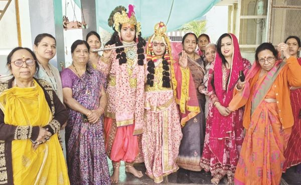 रासलीला में मयूर नृत्य की प्रस्तुति