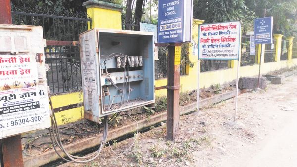 खंभों में लगे खुले वितरण बॉक्स