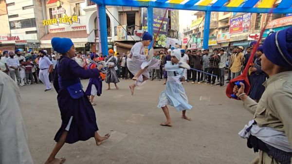 अद्भुत शौर्य प्रदर्शन के साथ श्री गुरु गोबिंद सिंह की जयंती पर शोभायात्रा निकाली
