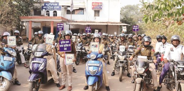 हेलमेट रैली से दिया यातायात नियमों के प्रति जागरुकता का संदेश