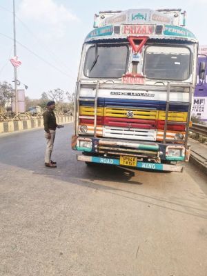 रिंग रोड पर खड़े भारी वाहनों को हटवाया, चालकों को पुलिस की हिदायत