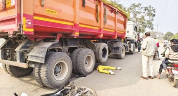 सडक़ दुर्घटना में बाइक चालक की मौत