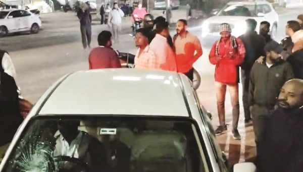 कार की टक्कर से बाइक चालक जख्मी