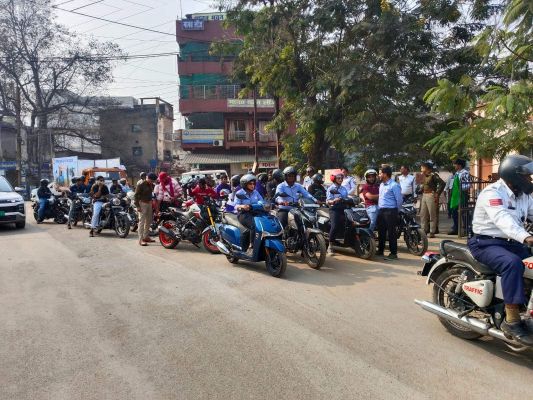 राष्ट्रीय सडक़ सुरक्षा माह: दोपहिया वाहन चालकों को हेलमेट के लिए किया जागरूक