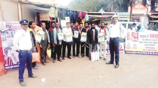 यातायात नियमों की दी जा रही जानकारी