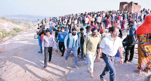 केशलापाठ पहाड़ पर आस्था का महासंगम