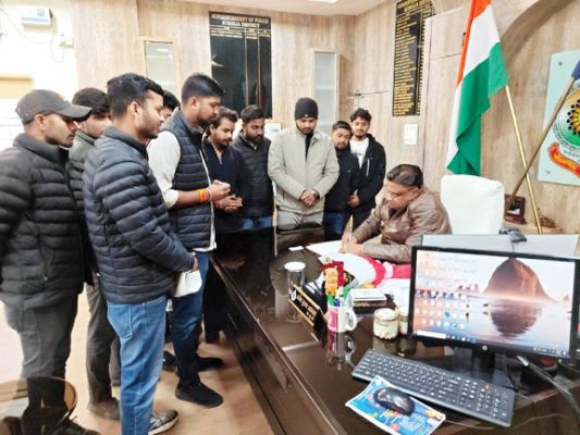 सडक़ सुरक्षा माह: युवाओं को जागरूक करने एनएसयूआई ने एसपी को सौंपा ज्ञापन