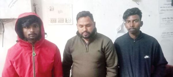 सूने मकान में चोरी, नाबालिग समेत 4 आरोपी गिरफ्तार, 3 लाख का माल बरामद