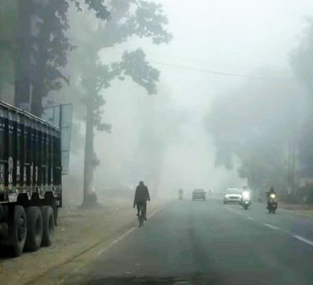 उत्तरी छत्तीसगढ़ में कड़ाके की ठंड और घना कोहरा, दृश्यता 10 मीटर से भी कम, पाट क्षेत्रों में तापमान 3 डिग्री