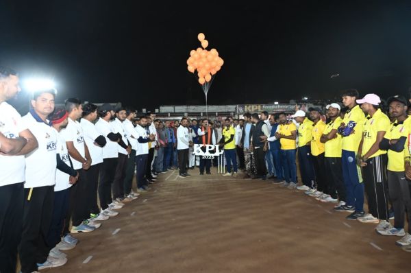 कवर्धा प्रीमियर लीग:  अंतिम गेंद तक चले रोमांचक मुकाबले में वार्ड नंबर 8 ने जीता खिताब