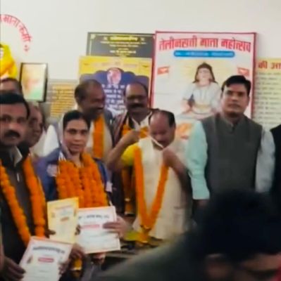 खुद को माला पहनाते पूर्व विधायक कैमरे में कैद, वीडियो फैला