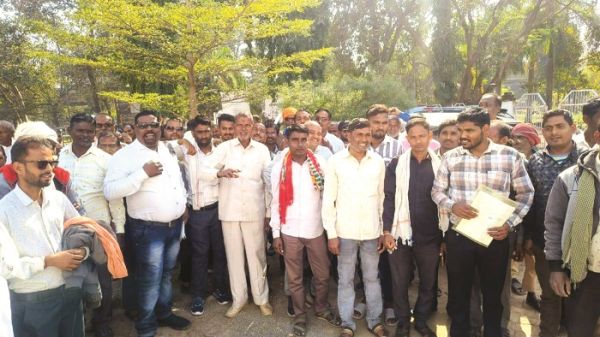 रेल्वे लाइन सर्वे के विरोध में उतरे ग्रामीण