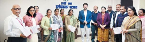 जिला स्तरीय पुरस्कार के लिए चयनित स्कूलों का सम्मान