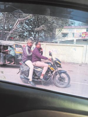 बिना हेलमेट दुपहिया चलाने वाले पुलिसकर्मियों का कटा चालान, एसएसपी ने दी हिदायत