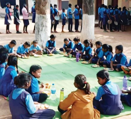 जनपद प्राथमिक शाला सोनाबाल में प्रधान अध्यापक ने दिया न्यौता भोज