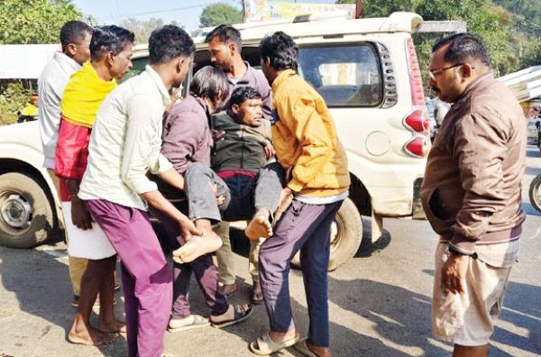  कार-स्कूटी की टक्कर, युवक गंभीर