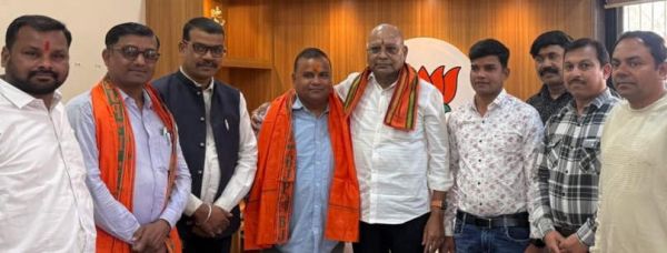 कांग्रेस नेता, सरपंच, उप सरपंच ने थामा बीजेपी का दामन