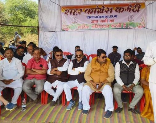 नंदई प्रीमियम शराब दुकान के सामने कांग्रेस का जंगी प्रदर्शन