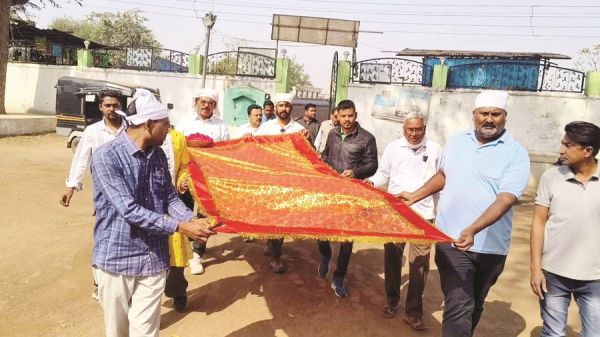 वरिष्ठ कांग्रेस पार्षद हफीज के जन्मदिन पर मजार में चादर पोशी, वृद्धाश्रम में परोसा भोजन