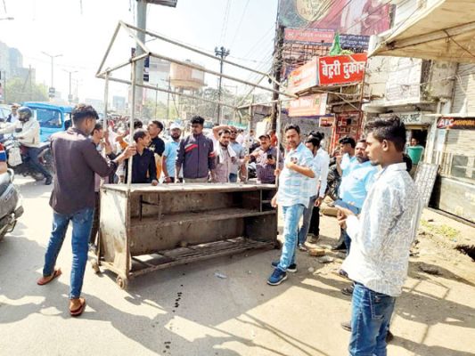 मोवा ब्रिज से दलदल सिवनी सडक कब्जामुक्त, 13 शेड हटाए, 16 अवैध गुमटियां जप्त