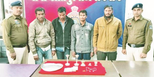 मकानों से नगदी व जेवरात चोरी, 4 गिरफ्तार