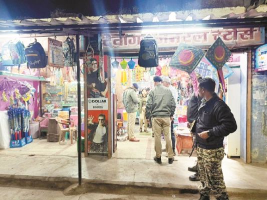 स्टेशनरी दुकान में नाबालिगों को नशीली सामान बेचते गिरफ्तार