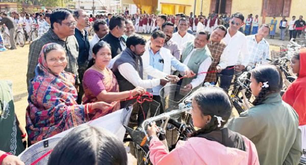 379 छात्राओं को मिली साइकिल