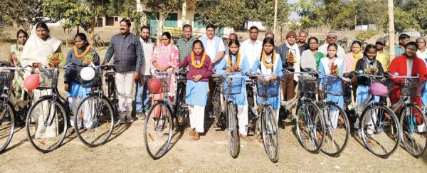 हाई स्कूल रामनगर में छात्राओं को मिली साइकिल