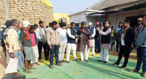 धान खरीदी में अव्यवस्था, फूटा किसानों का गुस्सा, धरना-प्रदर्शन