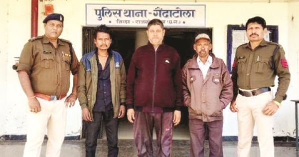 घर में जमा था जुआ फड़, 3 जुआरियों पर कार्रवाई