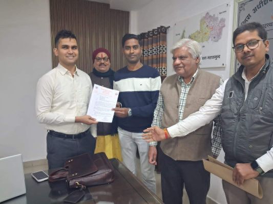 चौथी कक्षा की अर्ध वार्षिक परीक्षा प्रश्नपत्र में कुत्ते के नाम विकल्प में राम का नाम, विरोध में पुतला फूं का