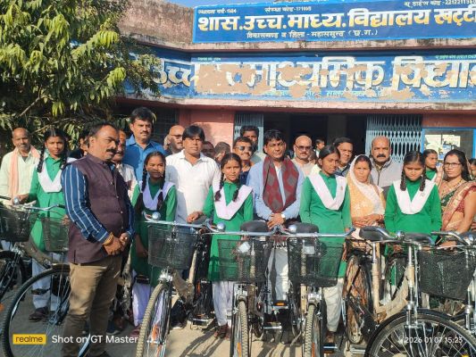 विधायक ने छात्राओं को वितरित की साइकिल