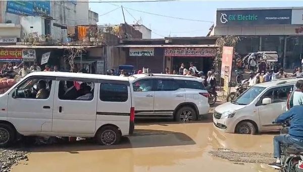 गिधौरी में बदहाल सडक़ ने रोकी रफ्तार