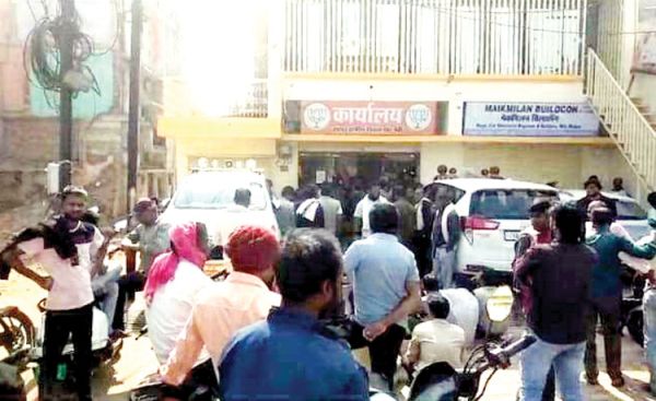 सेजबहार के सैकड़ों ग्रामीणों ने विधायक ऑफिस घेरा