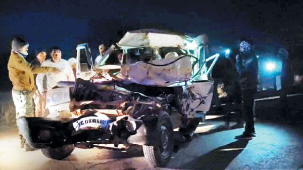  तेज रफ्तार बोलेरो ने खड़े ट्रक को मारी टक्कर, 3 गंभीर