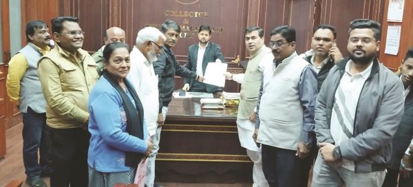 बोरसी अंडर ब्रिज की खामियों और एसआईआर में सरलीकरण को लेकर कांग्रेस अध्यक्ष ने सौंपा कलेक्टर को ज्ञापन