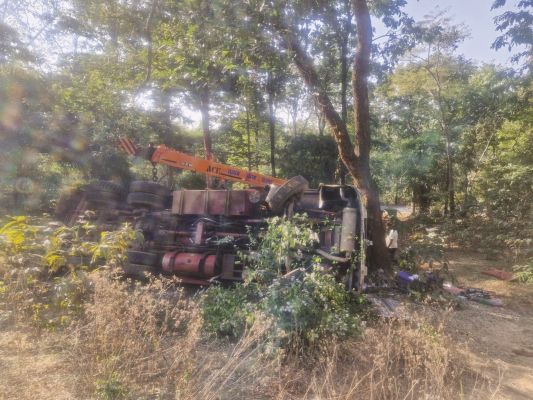 घाघरा घाट में बोर गाड़ी पलटी, चालक बाल-बाल बचा