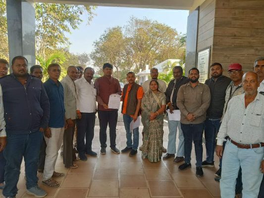 रिलायंस बायोगैस प्लांट में पैरा को लेकर विवाद, किसानों ने सौंपा ज्ञापन