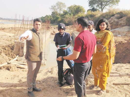 माण्ड नदी के चपले एनीकट में हाईड्रो पंपिंग सिंचाई परियोजना का कलेक्टर ने किया निरीक्षण