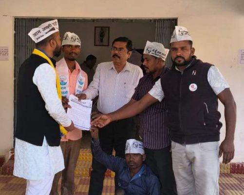 गांवों में जल संकट, आप ने एसडीएम को सौंपा ज्ञापन