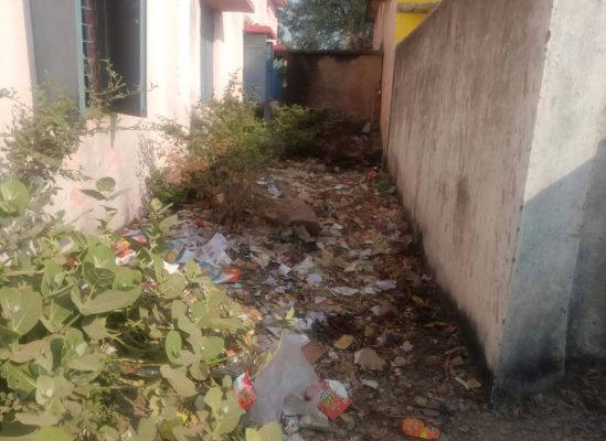 राज्यपाल के गोद ग्राम की स्थिति देख भडक़ीं जिपं सदस्य